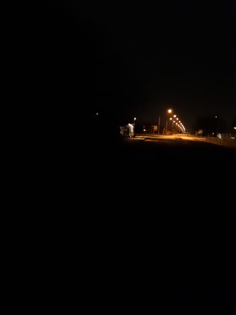 Det saknas belysning vid gångstigen vid trekanten i Glumslöv vid busshållplatsen Ålabodsvägen längs Glumslövsvägen.