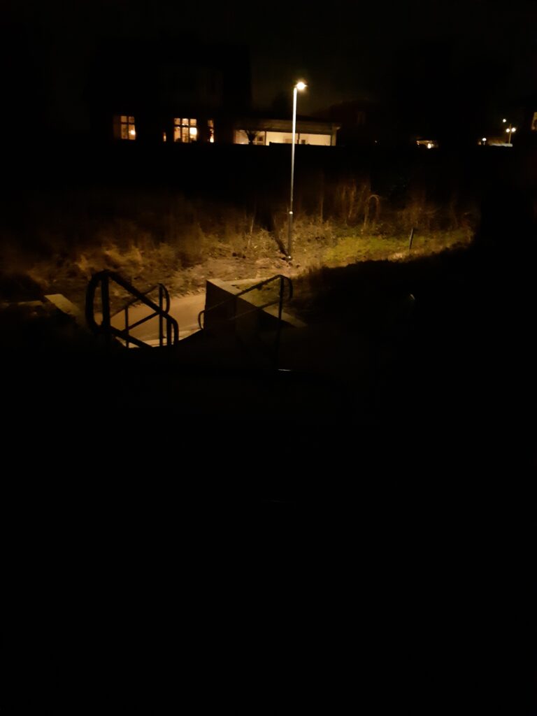 Dålig belysning i trappor vid gångstig i Glumslöv vid busshållplatsen Ålabodsvägen